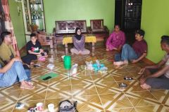 Diskusi-di-Kepala-Desa-Beringin_1